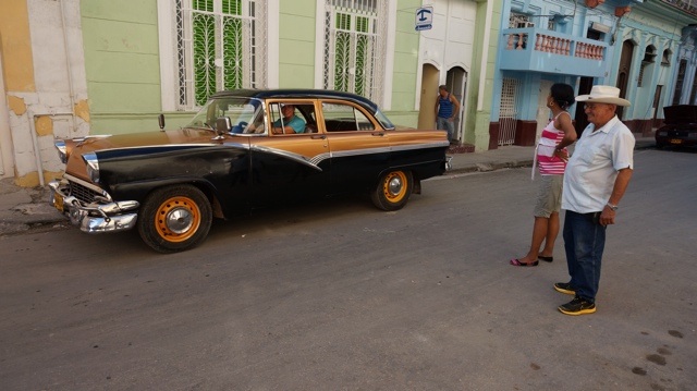 Irina, eine Couchsurferin, zeigt uns mit Ihrem Freund Carbo und seinem Buick die Stadt