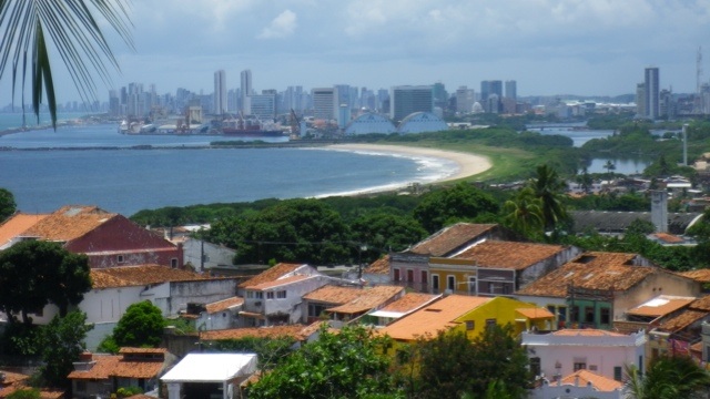 Olinda mit seinen kleinen Häusern und dahinter die Skyline von Recife